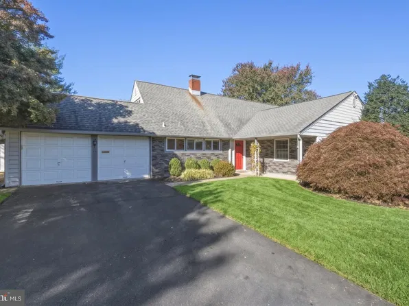 45 Rust Hill Rd, Levittown, PA 19056