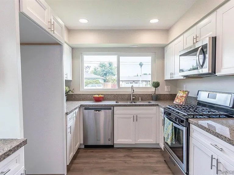 4554 Seminole Dr — Photo 4