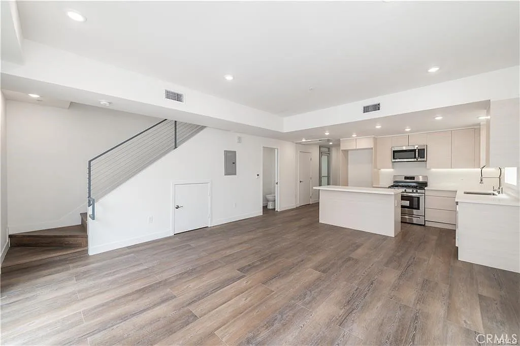3 bed, 3.5 bath, 1500 sqft, $4,800 — Photo 1