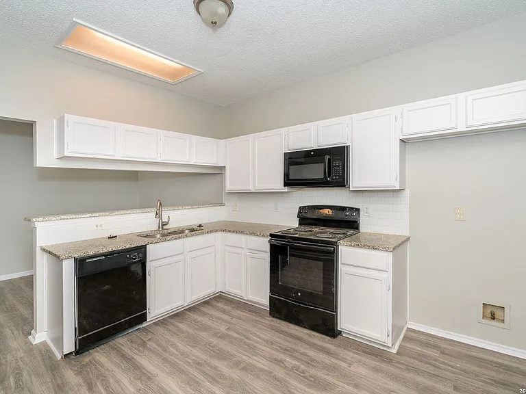 2826 Village Pkwy — Photo 10