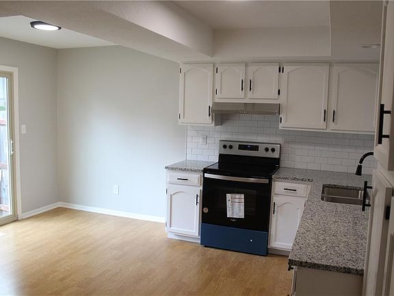 5th image of 10931 W 96th Pl