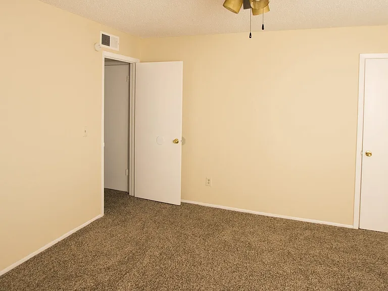 Ridgecrest Apartments — Photo 9