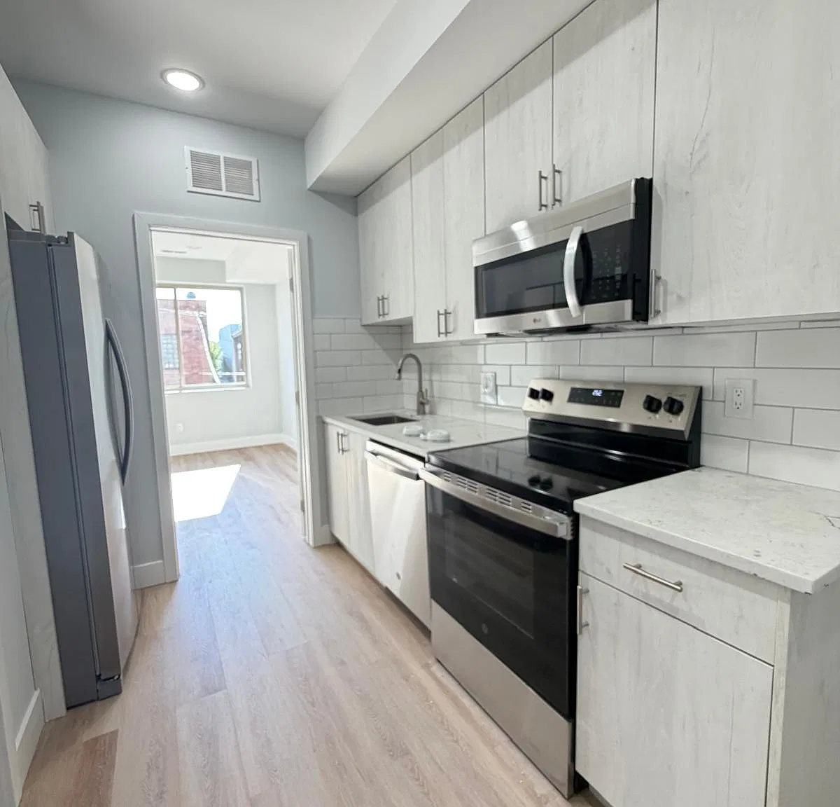 3 bed, 950 sqft, $2,250 — Photo 1