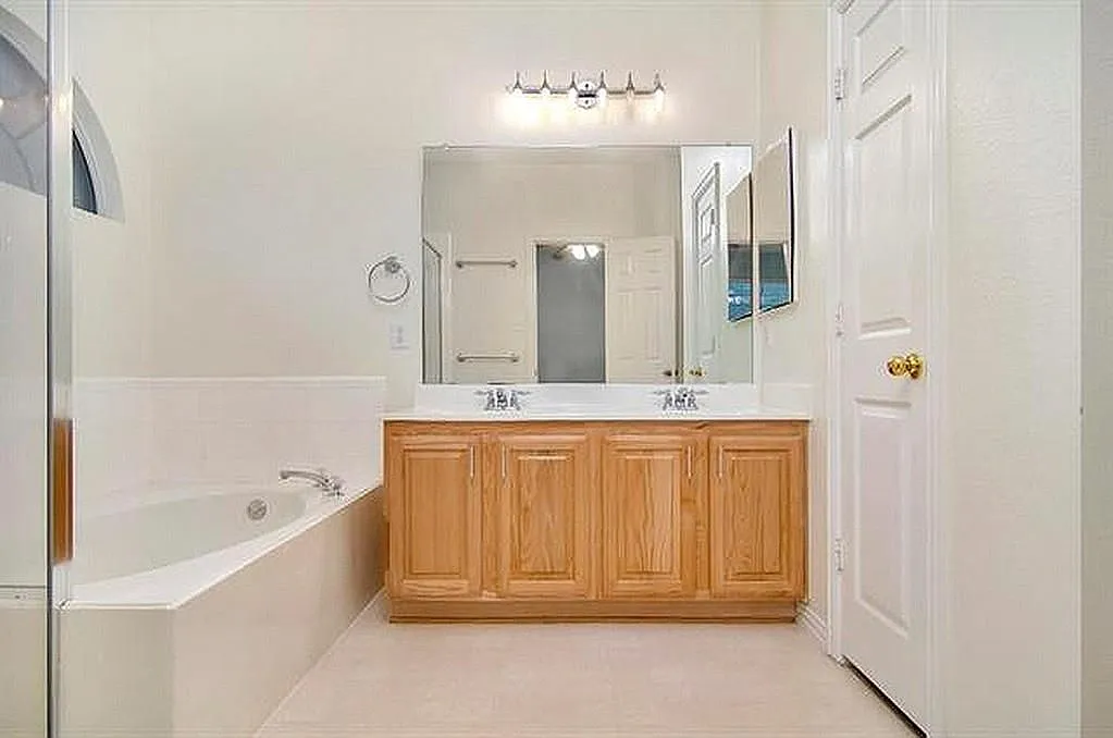 3 bed, 2.0 bath, 1605 sqft, $2,225 — Photo 3
