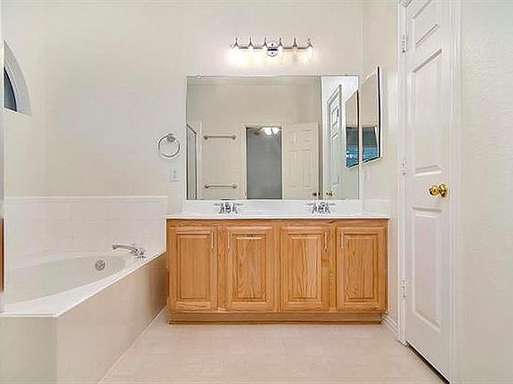 3rd image of 8409 Island Ct