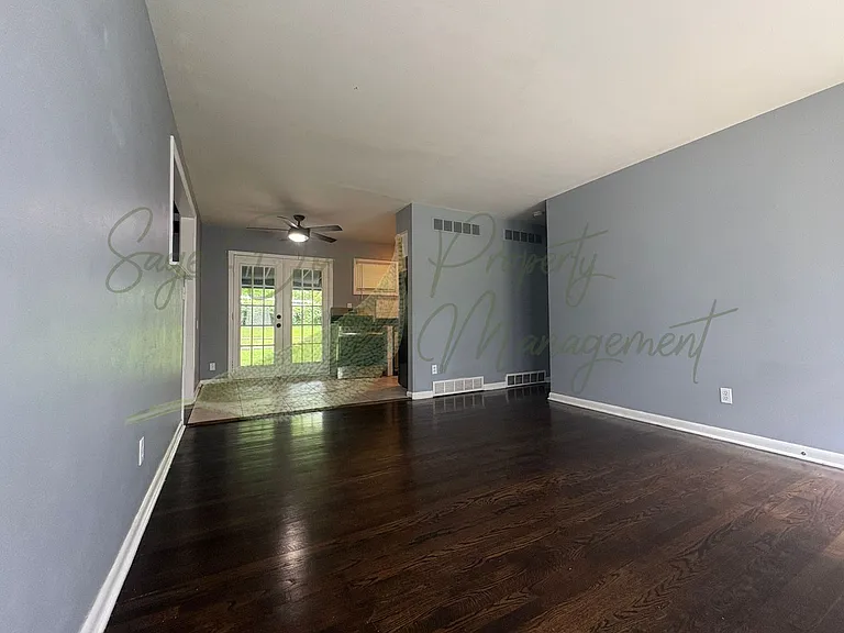 302 N Peck Dr — Photo 3