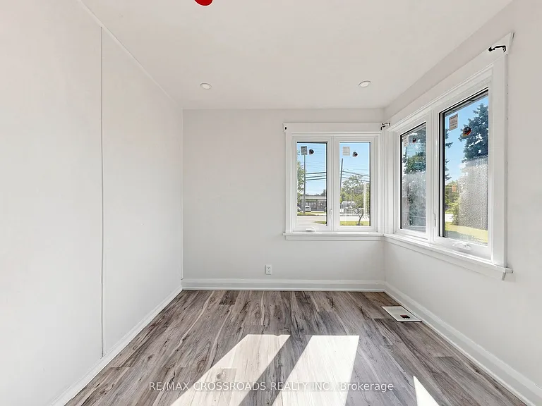 1496 Simcoe St N — Photo 8