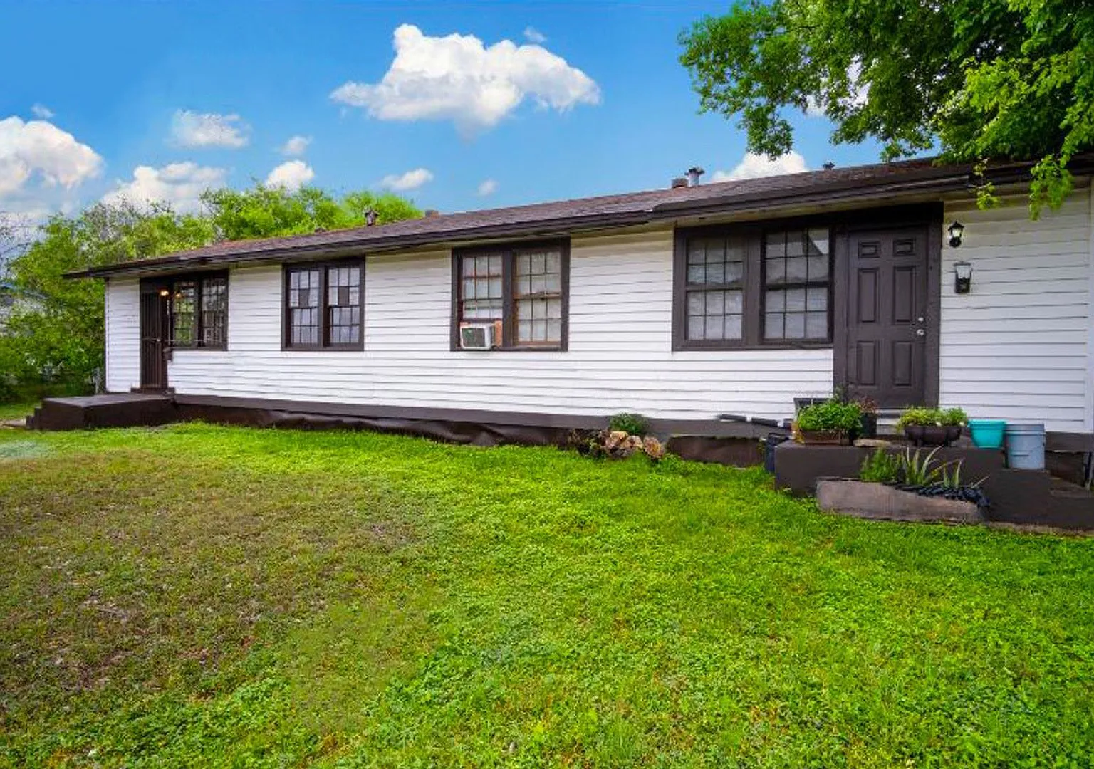 Cozy Renovated 2 BR Near Downtown — Photo 1
