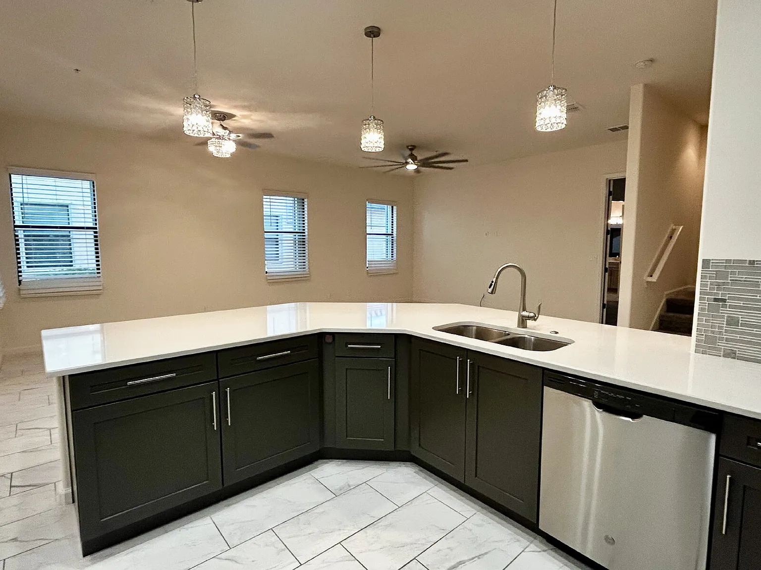 3 bed, 3.0 bath, 2342 sqft, $2,995 — Photo 4