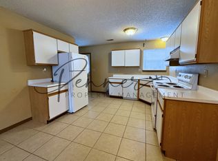 2002 SW Sandstone Ct, Blue Springs, MO 64014