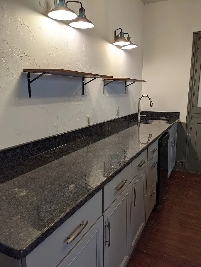 212 Locust St - Front Apartment — Photo 1