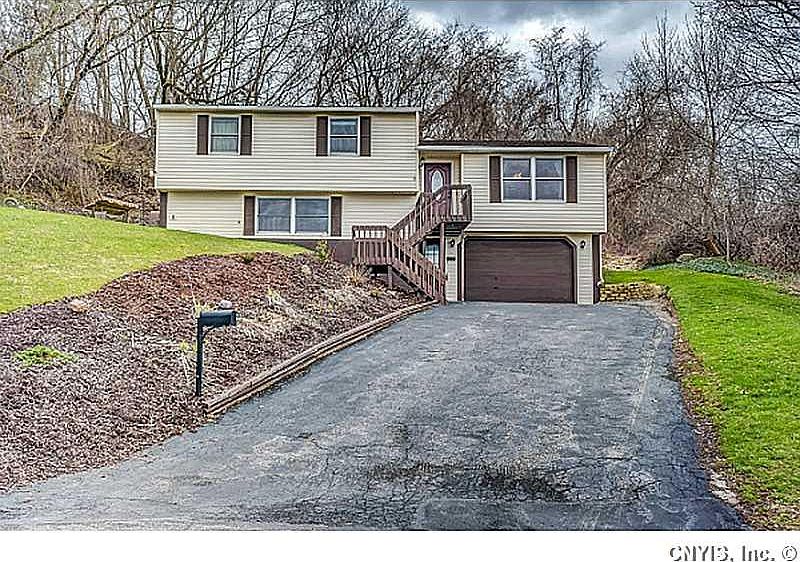 1st image of 102 Oakridge Cir