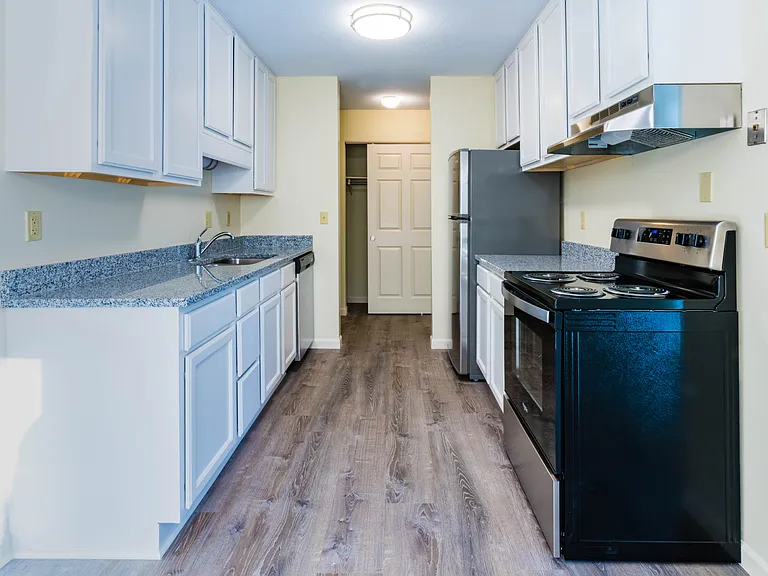 Silver Oaks Court Apartments — Photo 3