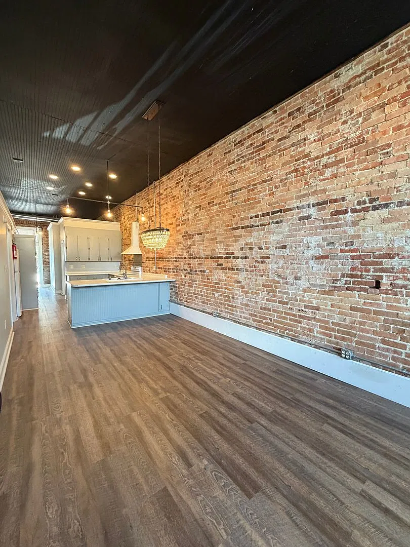 27 W Oak St — Photo 3