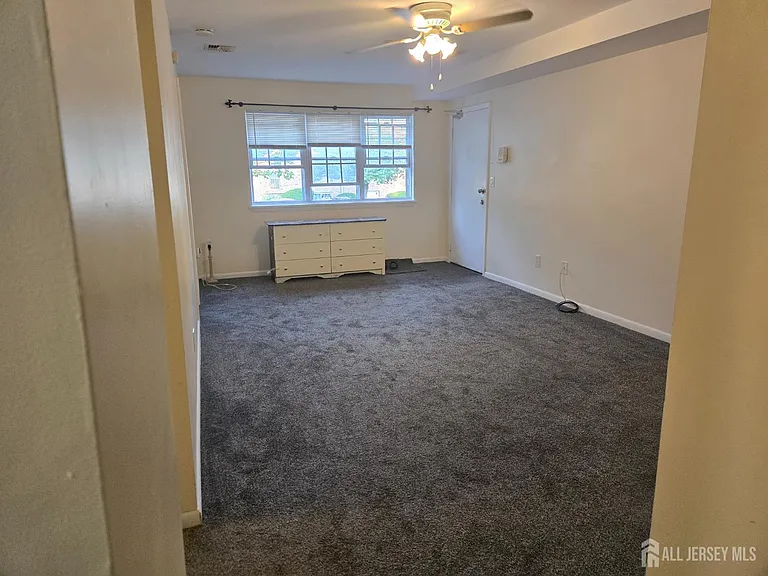 143 College Dr — Photo 2