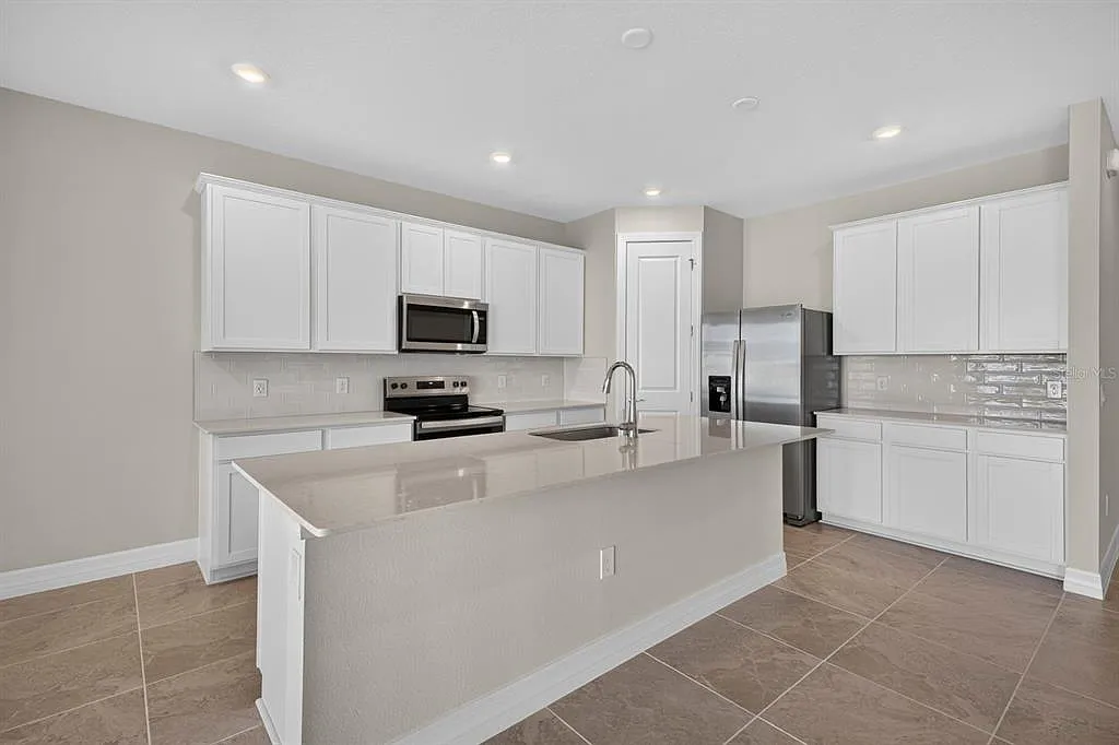 4 bed, 3.5 bath, 2894 sqft, $2,400 — Photo 2