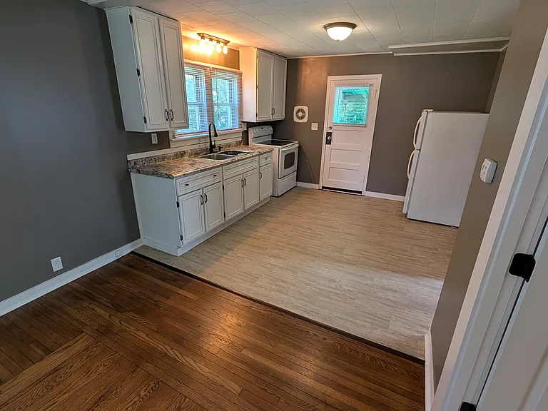 413 E Cherry St — Photo 6