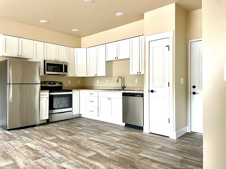 986 SQ. FT.
2 bed 2 bath
Kitchen