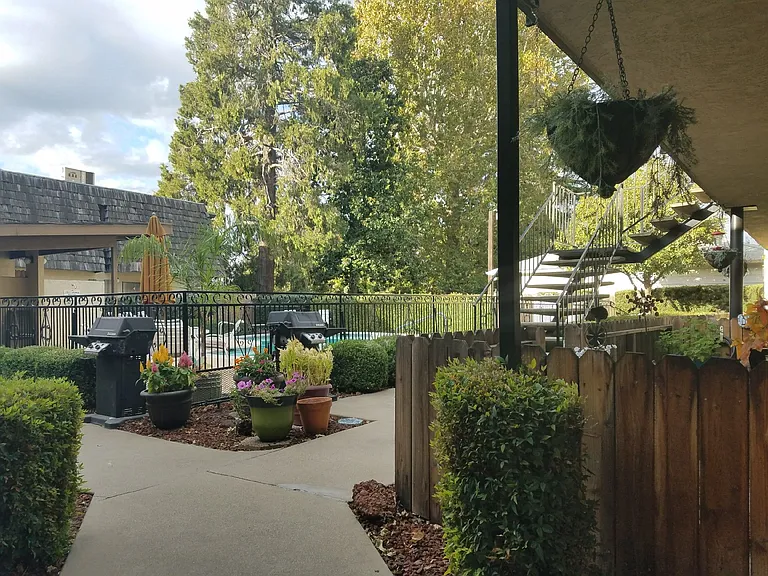 1078 Franklin Ave — Photo 21