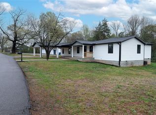 136 Moore St, Wellford, SC 29385