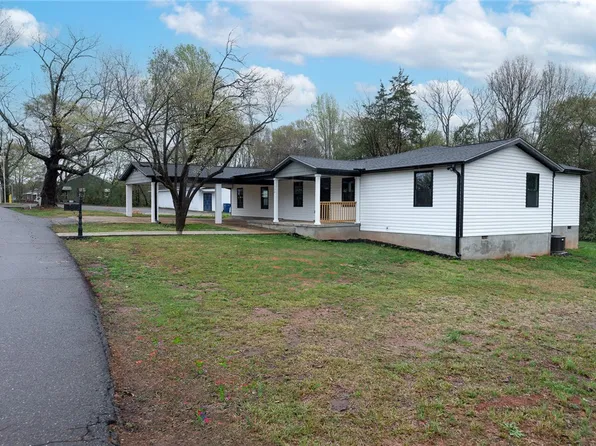 136 Moore St, Wellford, SC 29385