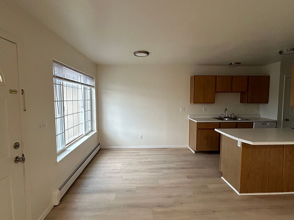 Dining room/front door (left)