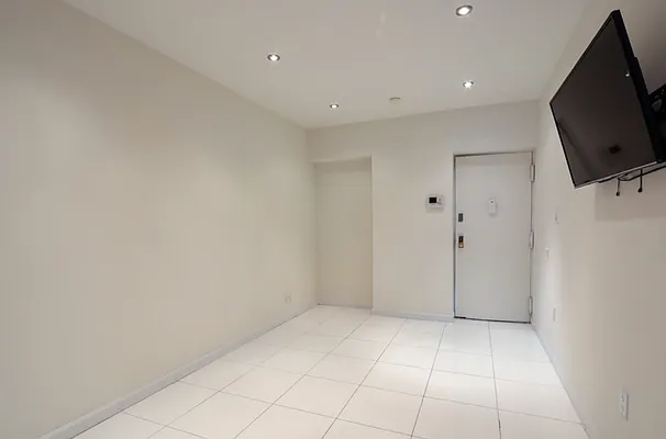 Rented by REZI | media 13