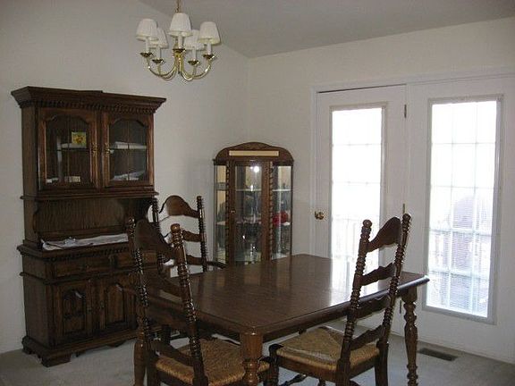 Bright and spacious dining room