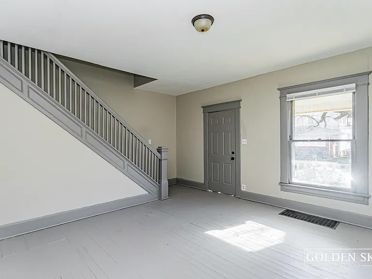 1114 Mourer St — Photo 2