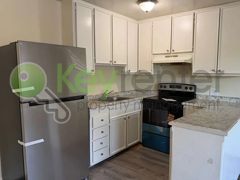 1065 Santiago Ave #6 — Photo 10