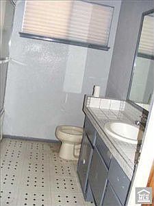 3rd image of 864 N Sacramento Ave