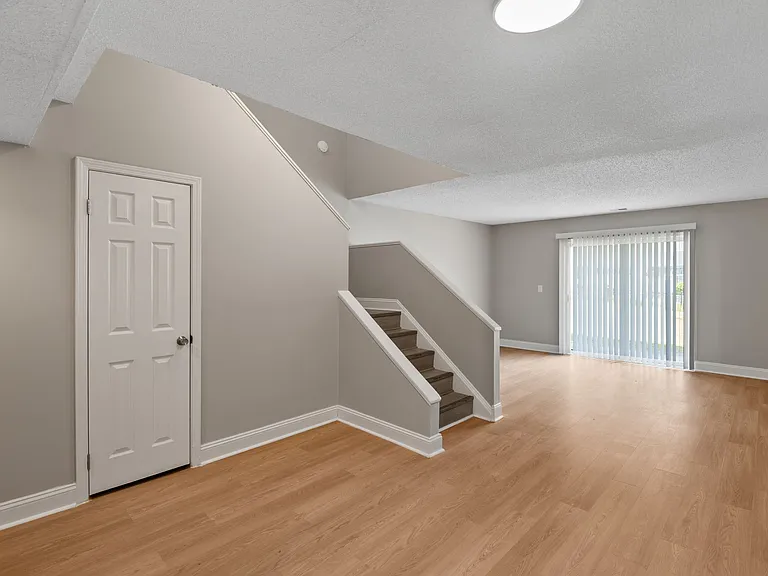 Colonial Pointe Apartments — Photo 6