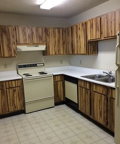 7477 Huntington Dr — Photo 1