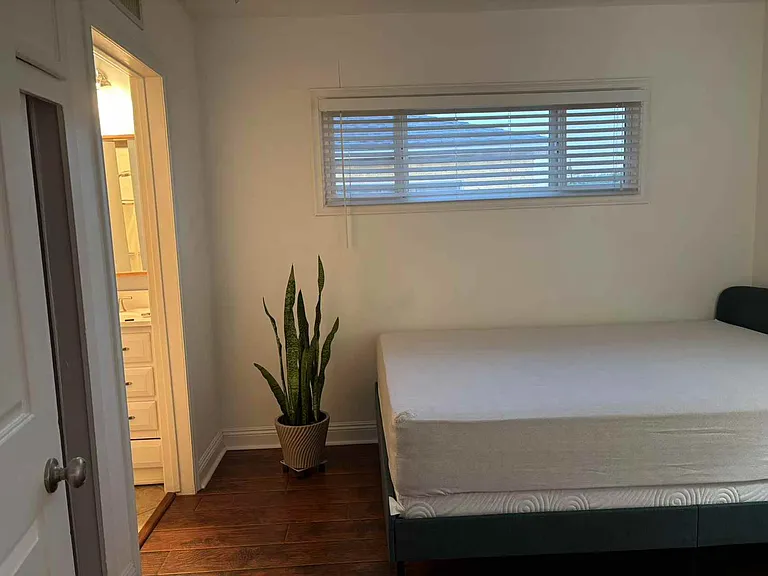 10348 Woodley Ave — Photo 4