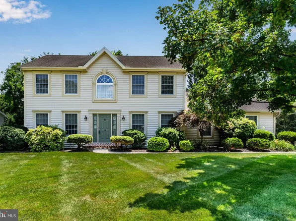 108 Schoolfield Dr, Carlisle, PA 17013