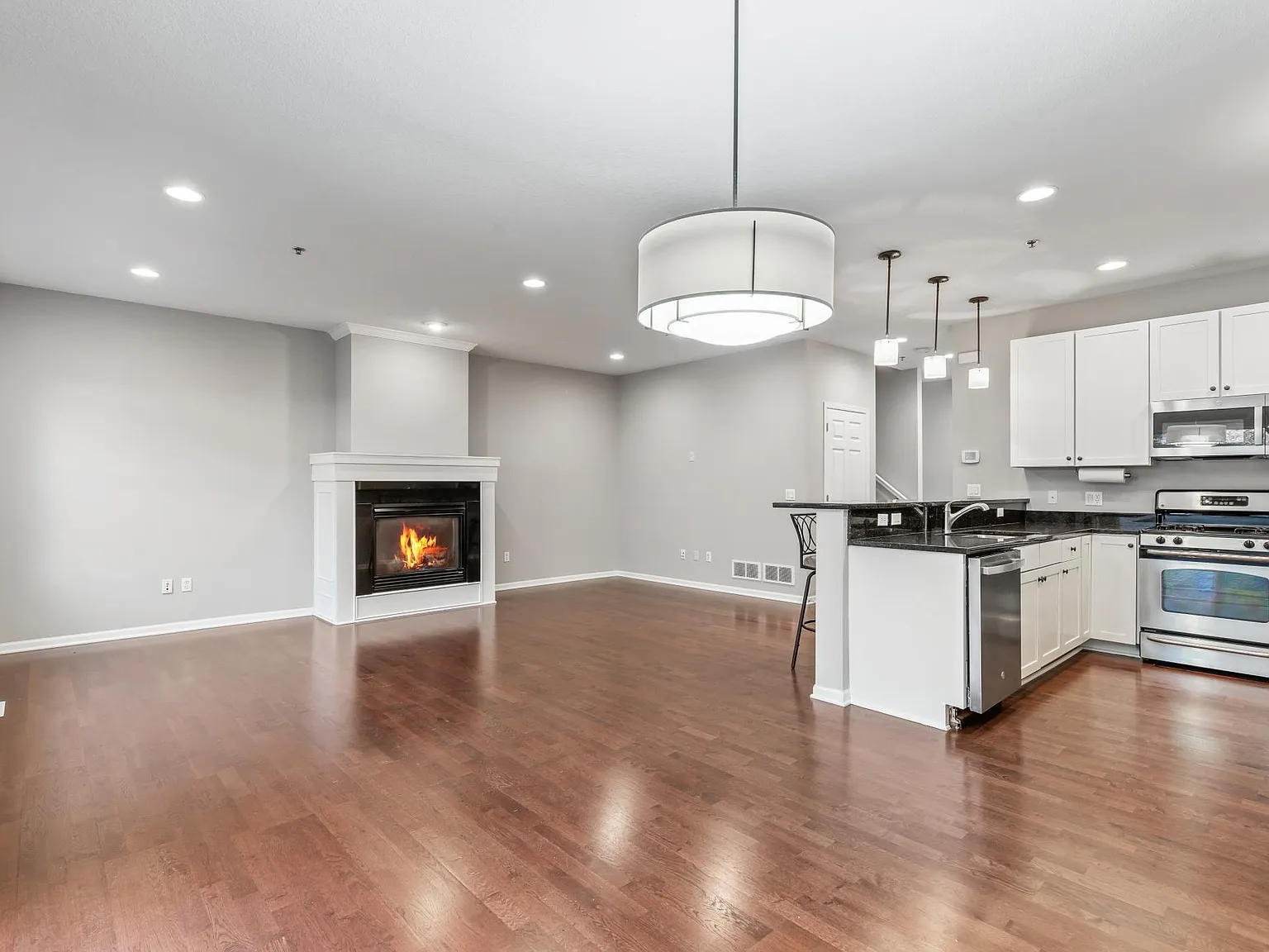 3 bed, 2.5 bath, 3194 sqft, $3,500 — Photo 4