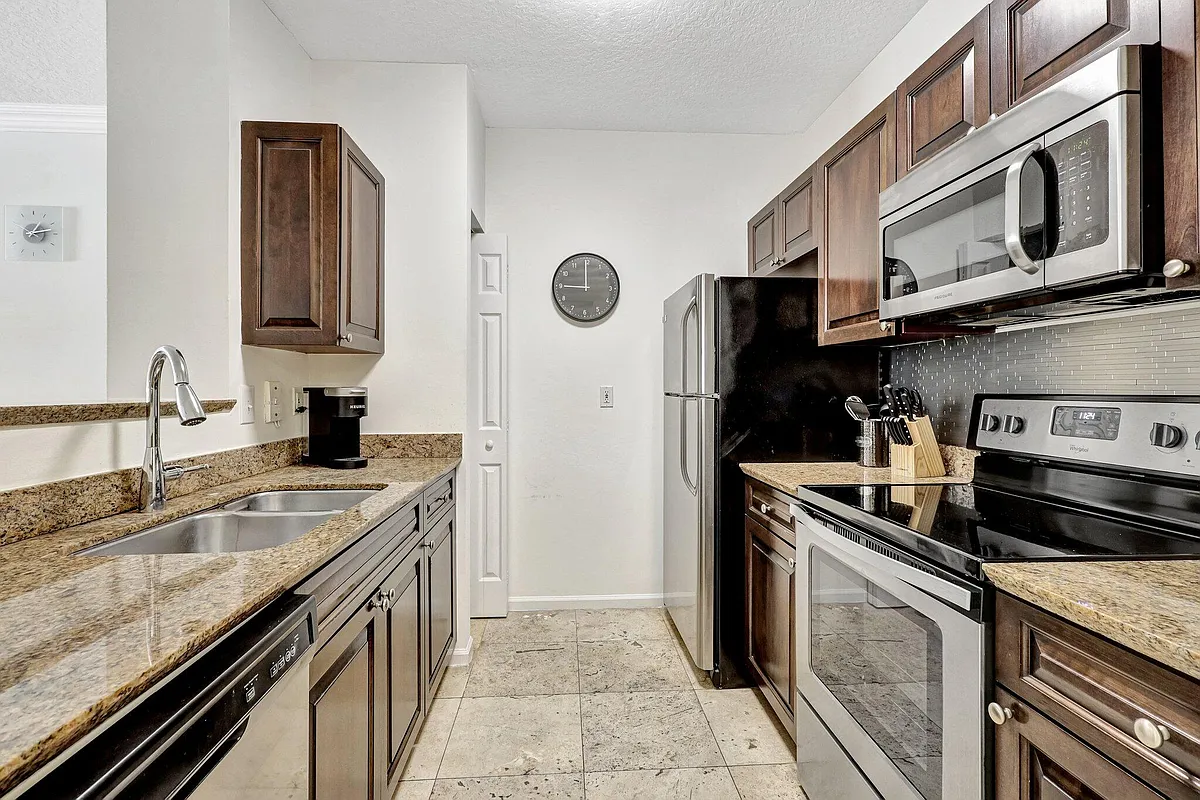 Building Photo - 580 Sapodilla Ave #105