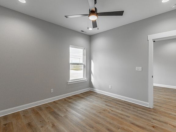 5th image of 916 Airport Rd