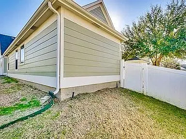 1321 Live Oak Ln — Photo 2