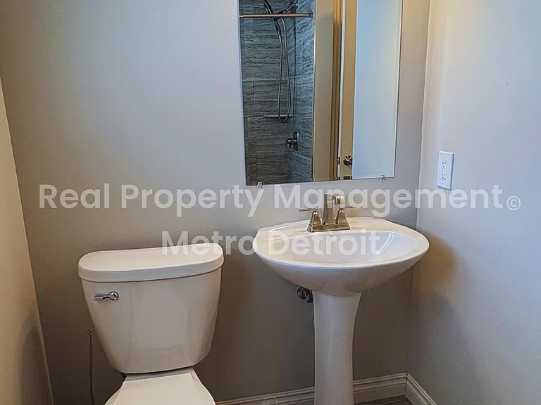 36241 Hathaway St — Photo 9