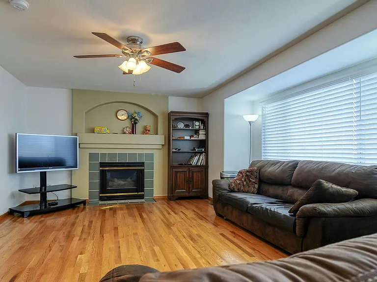 16279 Hedgeway Dr — Photo 4
