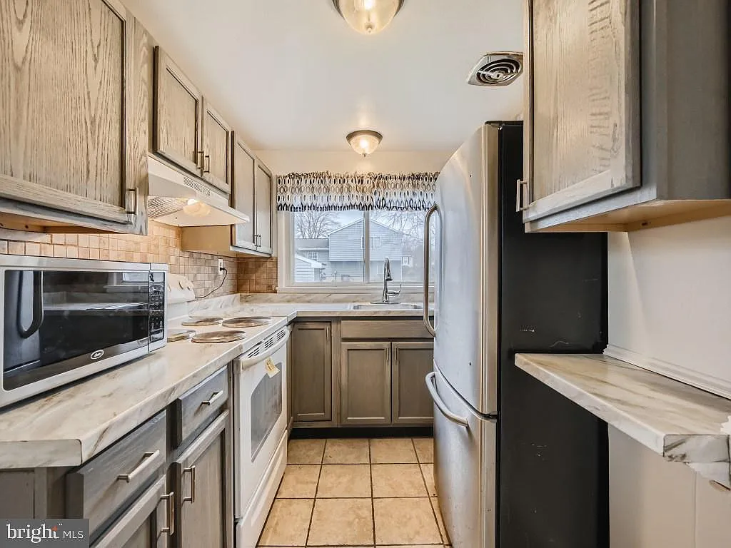 3 bed, 1800 sqft, $2,800 — Photo 2