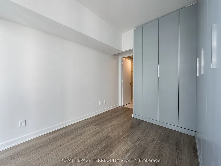 33 Charles St E #4008 — Photo 8