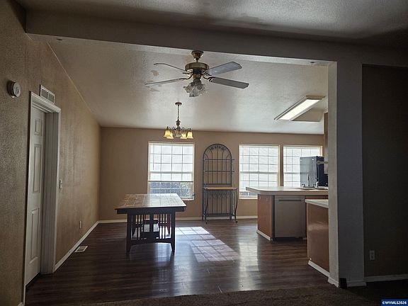 4th image of 905 Mountain View Rd