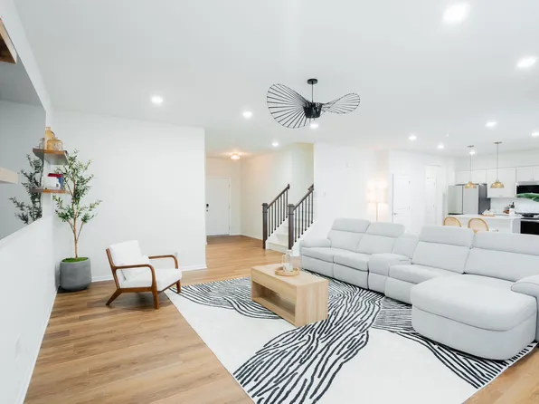 6037 Fieldstone Cir, South Lyon, MI 48178