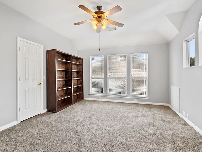 10724 Thoroughbred Dr — Photo 19