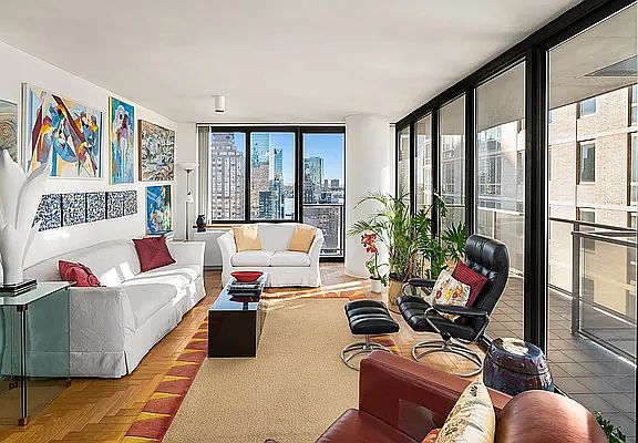 3rd image of 161 W 61st St APT 21C