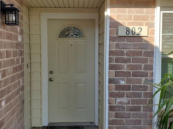 5th image of 802 Saint Anthony Pl