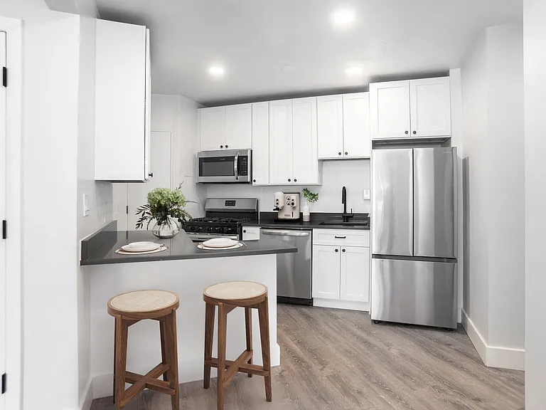 Sheridan Apartments — Photo 7