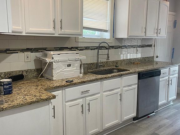 3rd image of 615 W 7th St